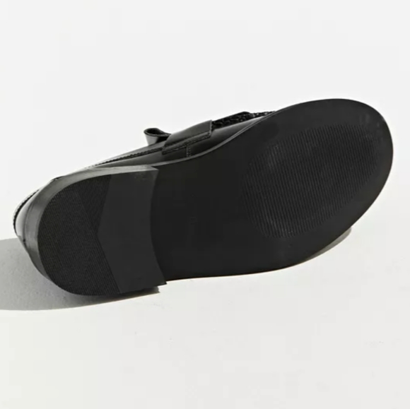 NWT URBAN OUTFITTERS CARTER TASSEL LEATHER LOAFERS - Picture 4 of 5